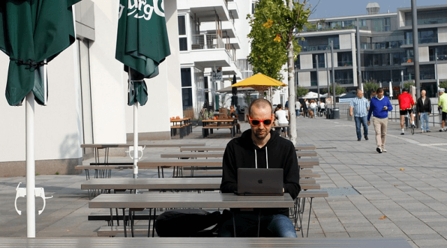 디지털노마드 : 카페에서 일하는 모습
