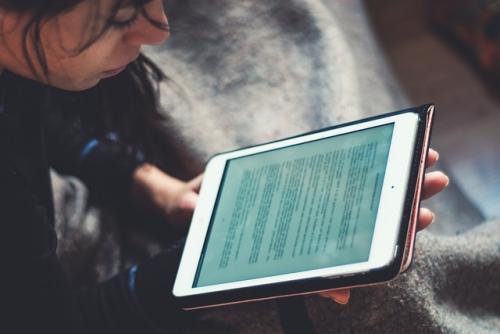 온라인 독서 : 디지털 콘텐트 및 텍스트 자료를 읽는 행위